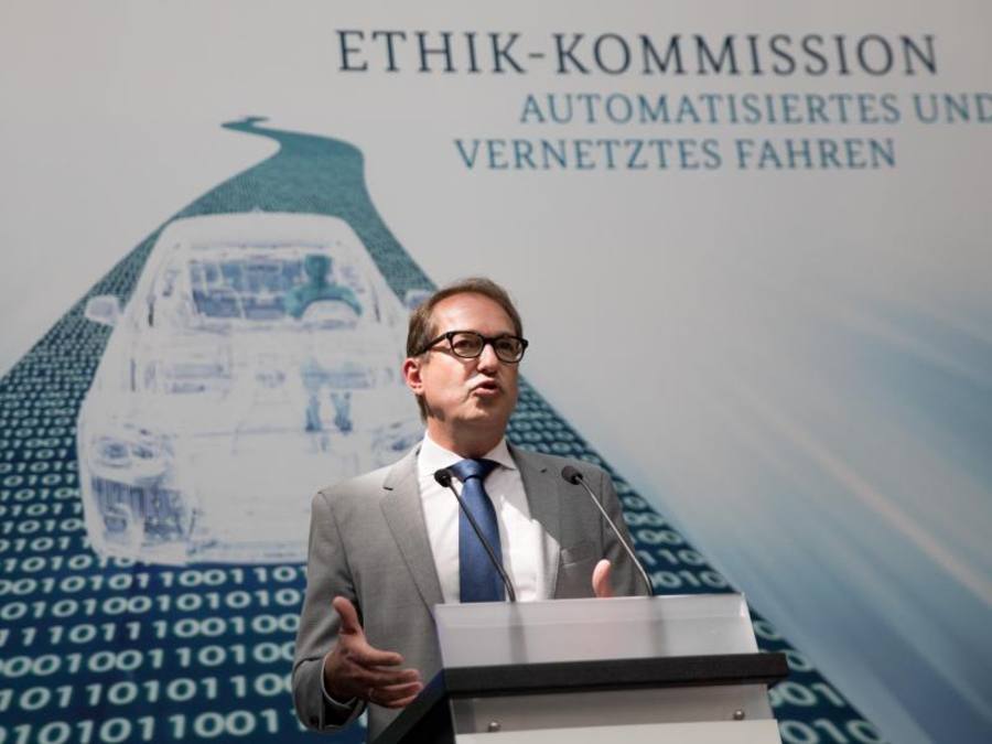 Bundesverkehrsminister Alexander Dobrindt spricht in Berlin über einen Bericht der Ethik-Kommission für selbstfahrende und vernetzte Autos. Foto: Kay Nietfeld