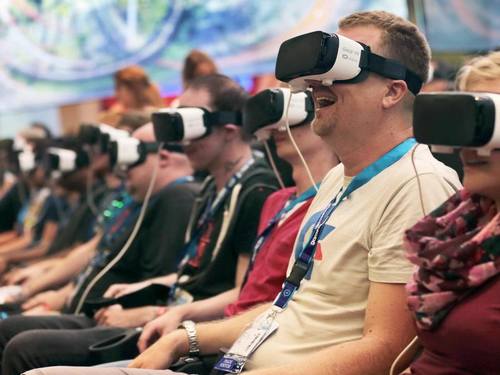 Besucher testen auf der Spielemesse Gamescom die Vitual Reality-Brille von Samsung. Foto: Oliver Berg