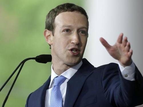 In einem von Facebook-Gründer Mark Zuckerberg veröffentlichten kurzen Video war zu sehen, wie «Aquila» mit kleinen Sandwölkchen auf dem Boden aufsetzt. Foto: Steven Senne