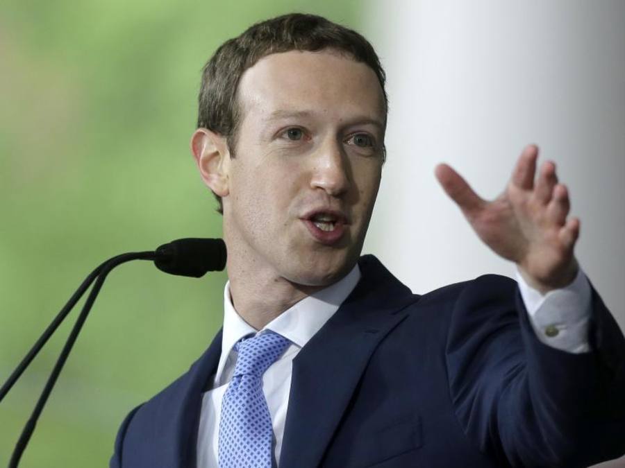 In einem von Facebook-Gründer Mark Zuckerberg veröffentlichten kurzen Video war zu sehen, wie «Aquila» mit kleinen Sandwölkchen auf dem Boden aufsetzt. Foto: Steven Senne