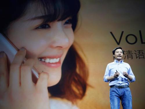 Lei Jun, Gründer und CEO des chinesischen Smartphoneherstellers Xiaomi, stellt das Smartphone Xiaomi Mi 5 vor. Foto: Wu Hong