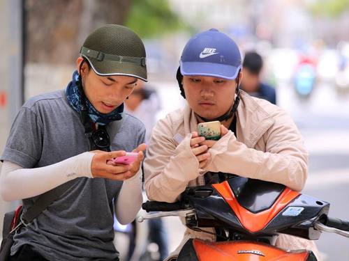 «Pokemon Go»-Spieler blicken in Hanoi in Vietnam auf ihre Smartphones. Das Smartphone-Game wurde im Juli 2016 zu einem weltweiten Phänomen. Foto: Luong Thai Linh
