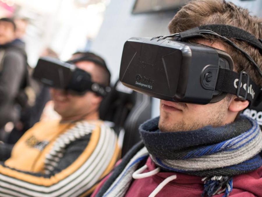 Während der CeBIT 2015 testen Besucher die Virtual Reality Datenbrille "Oculus Rift". Foto: Ole Spata