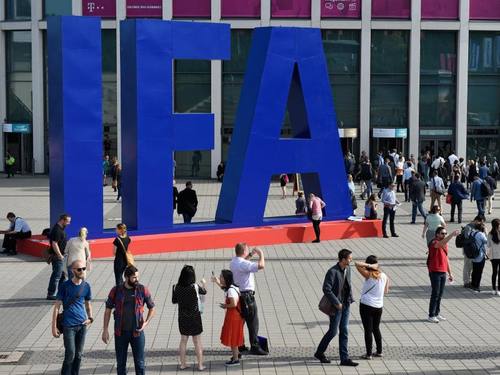 IFA-Besucher warten im vergangenen Jahr auf Einlass. Vom 1. bis zum 6. September zeigt die IFA Neuheiten der Unterhaltungselektronik. Foto: Rainer Jensen