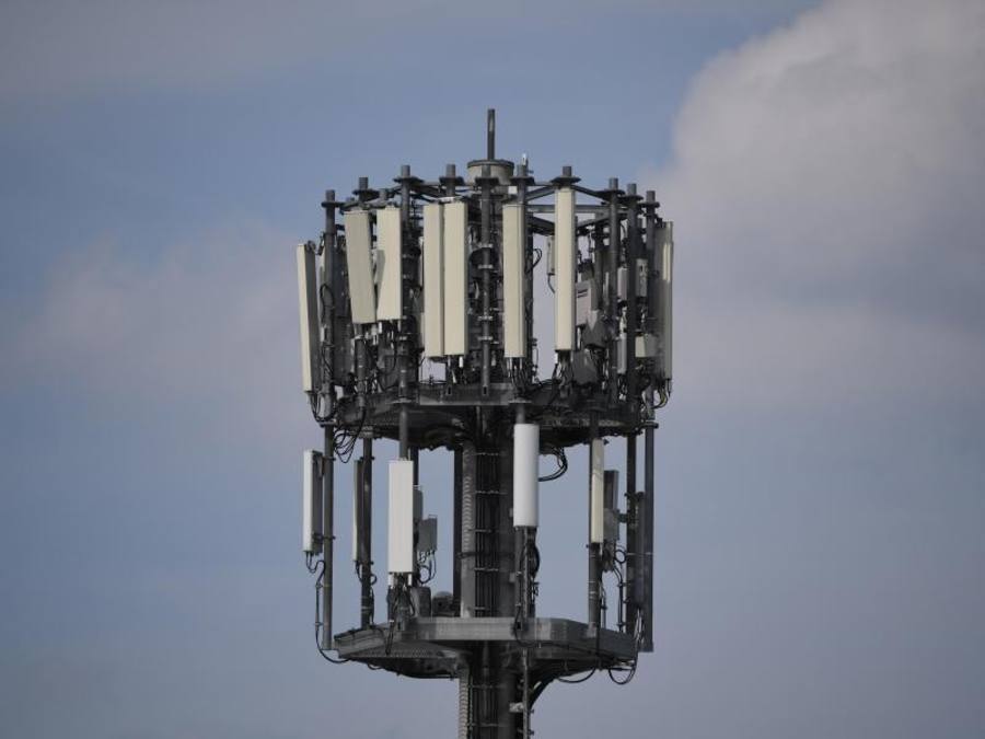 Ein Mobilfunkmast in Stuttgart: Der Bund will für die fünfte Generation des Mobilfunks (5G), die deutlich schnellere Netze verspricht, die Infrastruktur möglichst früh bereitstellen. Foto: Marijan Murat/dpa