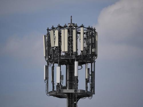 Ein Mobilfunkmast in Stuttgart: Der Bund will für die fünfte Generation des Mobilfunks (5G), die deutlich schnellere Netze verspricht, die Infrastruktur möglichst früh bereitstellen. Foto: Marijan Murat/dpa