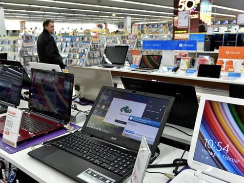 Computer bei einem Elektronikhändler. Mit rund 61 Millionen Personal Computern sind so wenige Geräte verkauft worden, wie seit 2007 nicht mehr in einem Quartal. Foto: Bernd Settnik