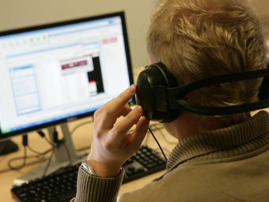 Online-Ermittler bei der Überwachung einer illegalen Tauschbörse. Foto: Bodo Marks/Symbol