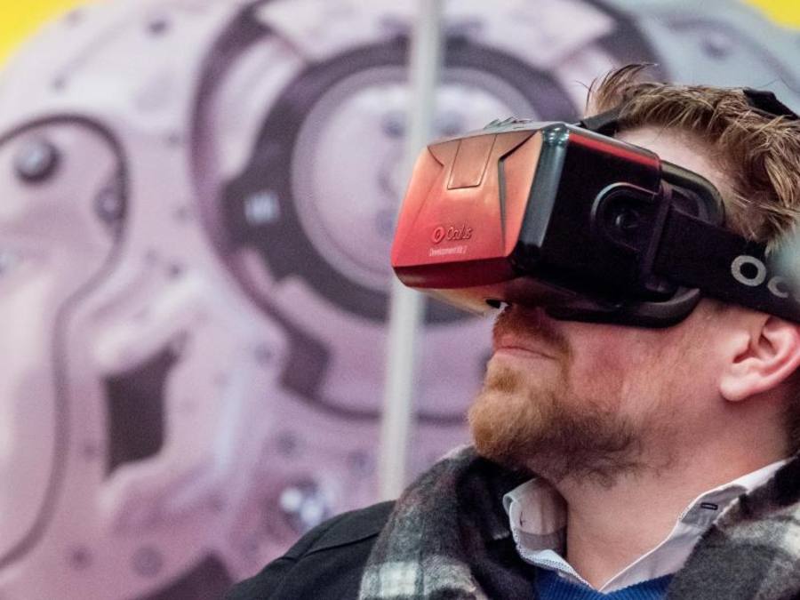 Ein Messebesucher probiert auf der Hannover Messe 2016 am Stand von Oculus eine 3D-Brille aus. Foto: Peter Steffen