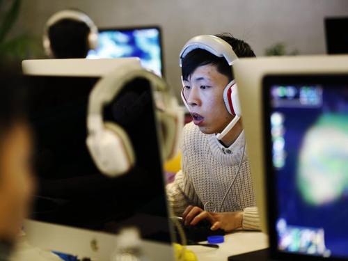 Internet-Café in Peking: Chinas eigene soziale Netzwerke werden streng von den Zensoren überwacht. Foto: How Hwee Young