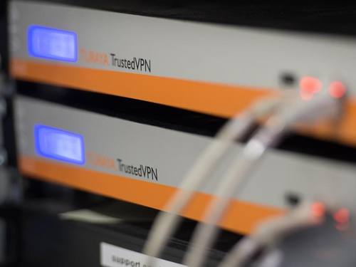 Ein Servermodul, das Verbindungen via "Trusted VPN" unterstützt: Über ein sogenanntes "Virtual Private Network" können sichere Verbindungen aufgebaut werden. Foto: Matthias Balk
