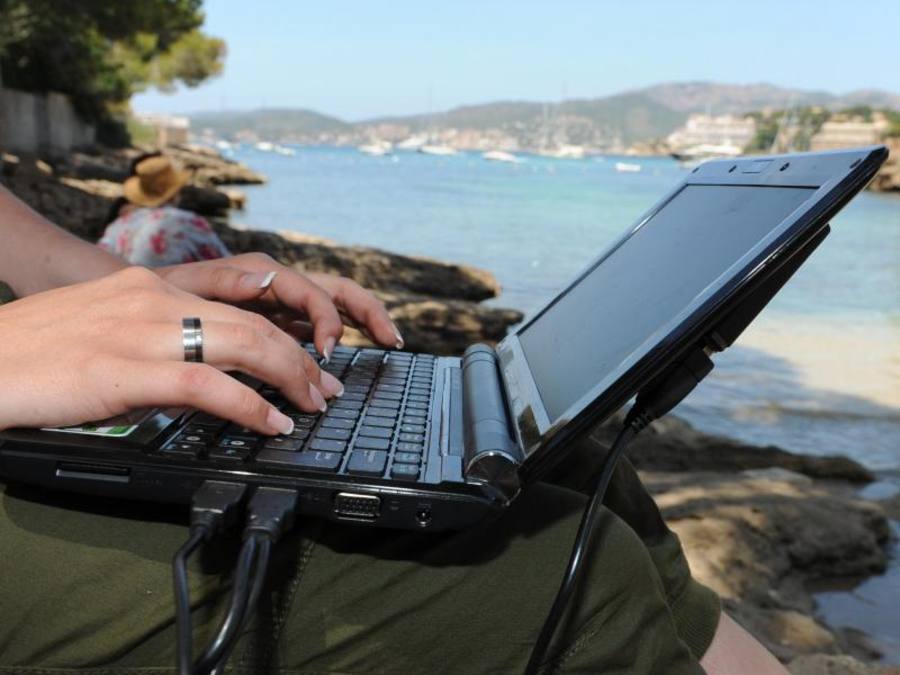 Viele Menschen wollen auch im Urlaub auf den Internetzugang nicht verzichten. Foto: Patrick Seeger