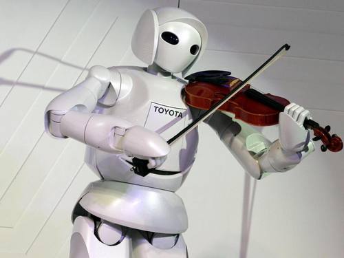 Dieser Roboter von Toyota putzt im Haushalt nicht, dafür spielt er Geige. Foto: Rungroj Yongrit