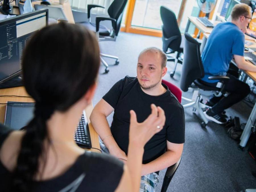 Level Designer Björn bespricht ain Mainz in den Räumen des Computerspielstudios Ubisoft Blue Byte mit einer Arbeitskollegin das Konzept für eine Insel-Welt. Foto: Andreas Arnold