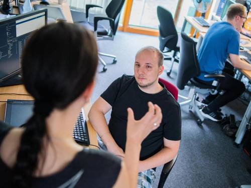 Level Designer Björn bespricht ain Mainz in den Räumen des Computerspielstudios Ubisoft Blue Byte mit einer Arbeitskollegin das Konzept für eine Insel-Welt. Foto: Andreas Arnold
