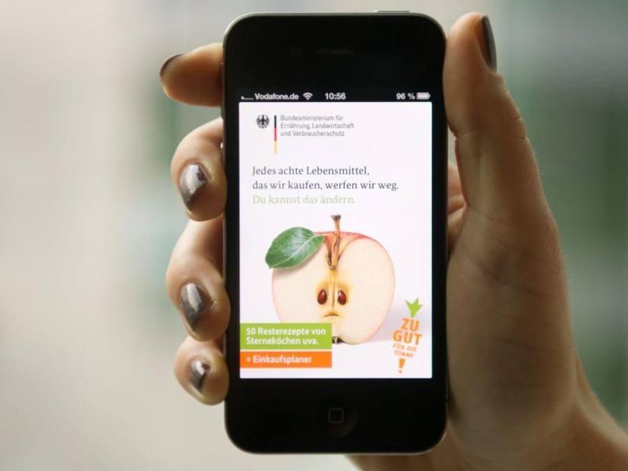 Rezepte sind gut, aber ein Smartphone beim Essen eher weniger, sagt die Drogenbeauftragte der Bundesregierung, Marlene Mortler. Foto: Sebastian Kahnert/Illustration