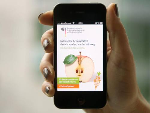 Rezepte sind gut, aber ein Smartphone beim Essen eher weniger, sagt die Drogenbeauftragte der Bundesregierung, Marlene Mortler. Foto: Sebastian Kahnert/Illustration