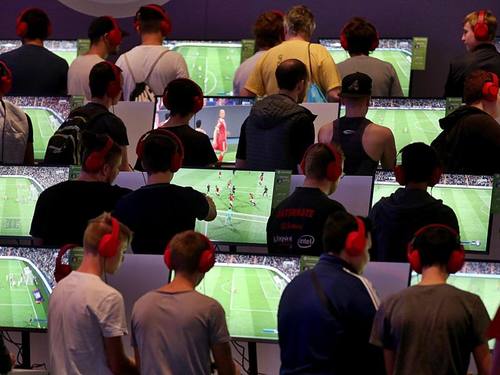 Besucher der Gamescom spielen in Köln das Computerspiel Fifa 18. Foto: Oliver Berg