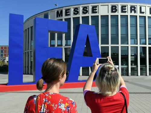 Mit Robotern, Sprachsteuerung und Apps soll die Hausarbeit leichter von der Hand gehen. Das ist vor der Elektronikmesse IFA allerorten zu hören, die an diesem Freitag für Besucher öffnet. Foto: Maurizio Gambarini