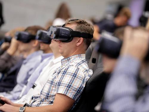 Besucher der Elektronikmesse IFA mit Samsung VR-Brillen. Foto; Kay Nietfeld Foto: Kay Nietfeld