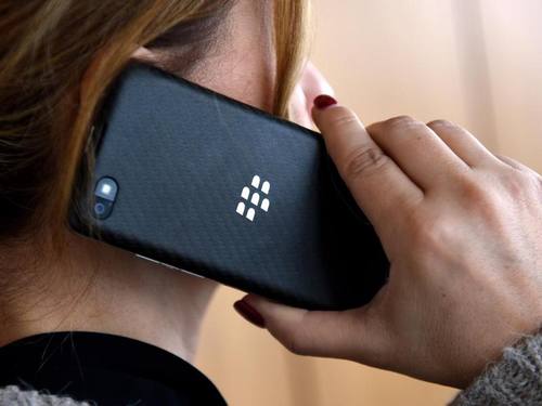 Die für ihre physische Tastatur bekannten Blackberrys gehören zu den Wegbereitern heutiger Smartphones. Foto: Caroline Seidel/dpa