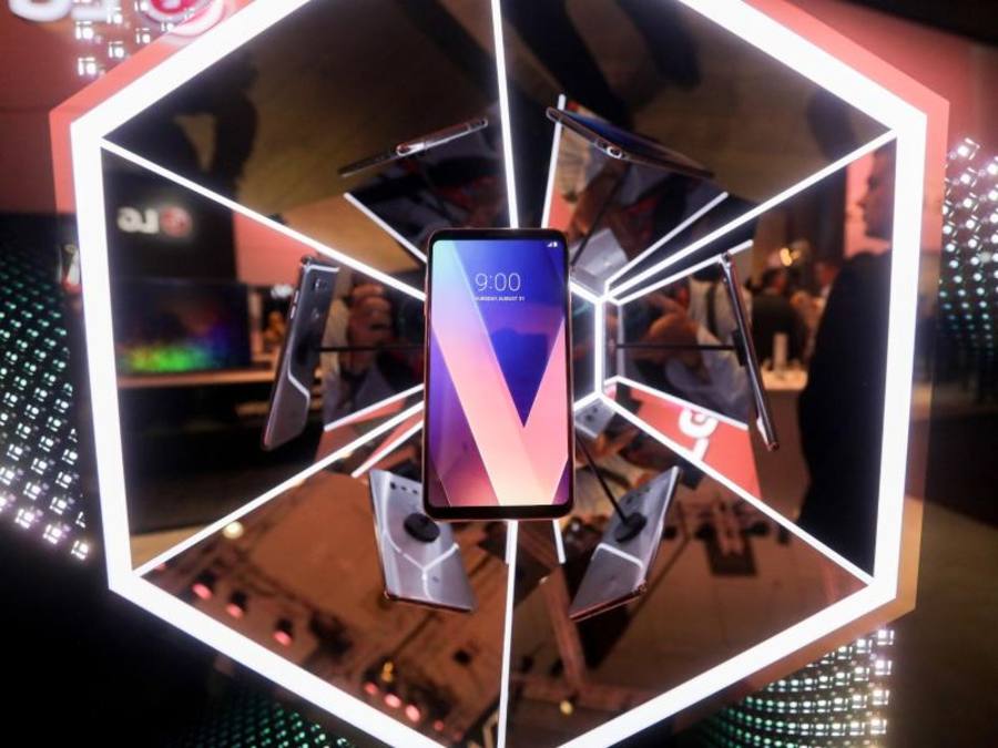 Das neue Smartphone von LG, das V30, wird auf IFA in Szene gesetzt. Foto: Kay Nietfeld