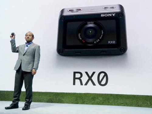 Der Präsident von Sony Europa, Shigeru Kumekawa, präsentiert die RX0. Foto: Kay Nietfeld