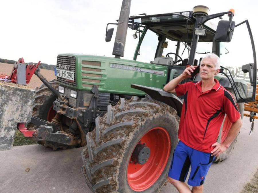 Landwirt Wilhelm Heine und seine Familie bemängeln die langsame Internetgeschwindigkeit auf ihren Handys. Heine vermutet, der Netzausbau von T-Mobile sei in der Region schlecht. Foto: Felix Kästle