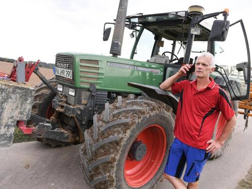 Landwirt Wilhelm Heine und seine Familie bemängeln die langsame Internetgeschwindigkeit auf ihren Handys. Heine vermutet, der Netzausbau von T-Mobile sei in der Region schlecht. Foto: Felix Kästle