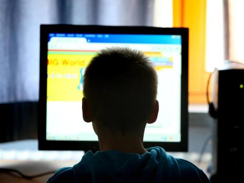 Zur Frage, ob und wie oft kleinere Kinder sich mit digitalen Geräten beschäftigen sollten, gibt es unterschiedliche Standpunkte, gerade auch unter Eltern. Foto: Karl-Josef Hildenbrand/dpa/Illustration