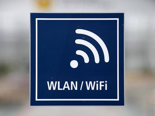 Ein Aufkleber weist in einer Leipziger Klinik auf einen kostenlosen WLAN-Hotspot hin. Foto: Jan Woitas