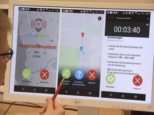 Projektleiter Peter Brinkrolf präsentiert die Lebensretter-App "Landretter" auf einem Monitor. Foto: Stefan Sauer