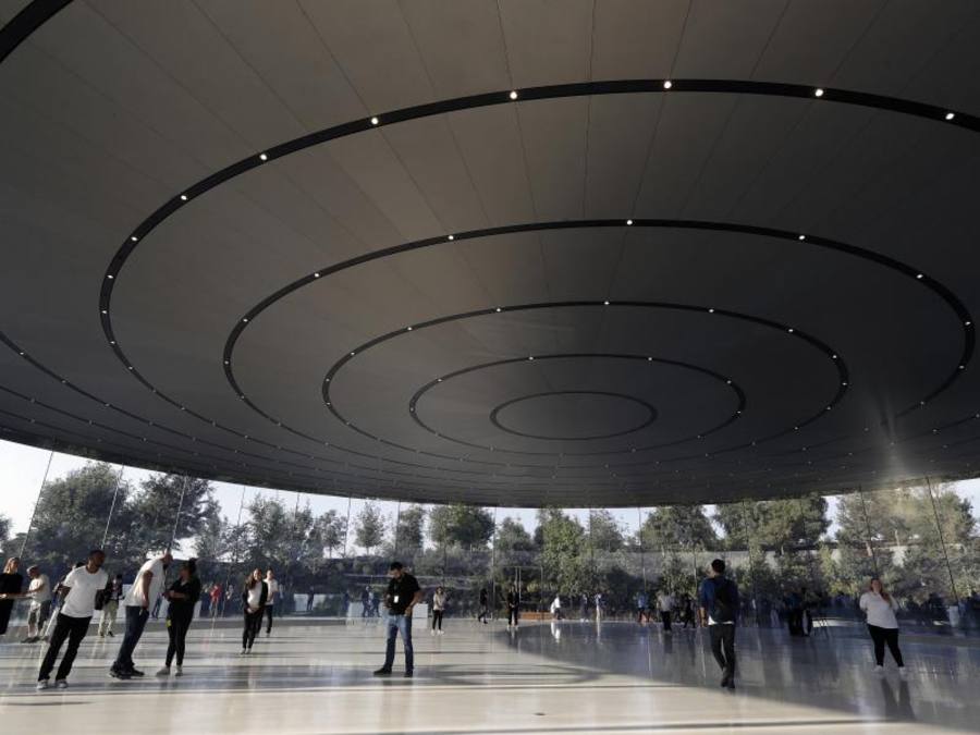 Konferenzteilnehmer betrachten vor der Keynote das neue Apple-Besucherzentrum in Cupertino. (Foto: Marcio Jose Sanchez)