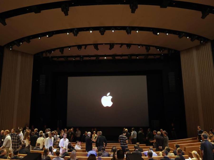 Konferenzteilnehmer kommen in das Steve-Jobs-Theater in Cupertino. (Foto: Marcio Jose Sanchez)