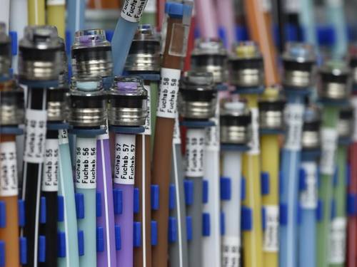 Glaserfaseranschlüsse in einem Verteilerkasten: Der Deutsche Industrie- und Handelskammertag drängt die EU zu Investitionen in ein schnelles Internet überall in Europa. Foto: Klaus-Dietmar Gabbert/Symbolbild
