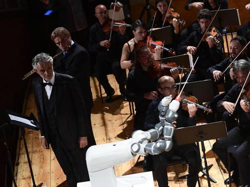 Roboter «YuMi» dirigiert im Teatro Verdi in Pisa. Foto: Miguel Medina