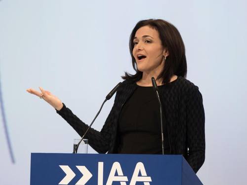 Facebook-COO Sheryl Sandberg spricht bei der Eröffnungsfeier der IAA in Frankfurt. Foto: Frank Rumpenhorst