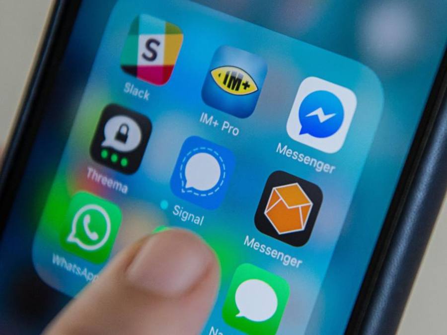 Der Büromessenger Slack (oben links) auf einem iPhone neben ähnlichen Diensten von anderen Anbietern. Foto: Wolfram Kastl/dpa