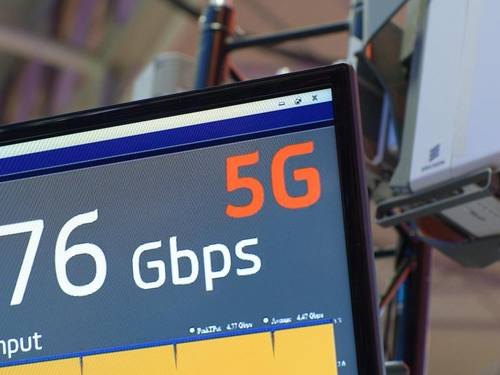 Eine Sendeanlage für den schnellen 5G-Datenfunk auf dem letzten Mobile World Congress in Barcelona 2017. Foto: Andrej Sokolow/dpa