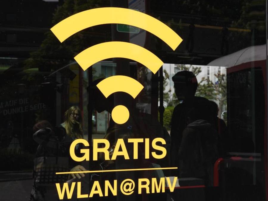 Das vom Wirtschaftsminister Anfang 2015 auf den Weg gebrachte WLAN-Gesetz sollte Hotspot-Betreibern eine klare rechtliche Grundlage verschaffen. Foto: Arne Dedert