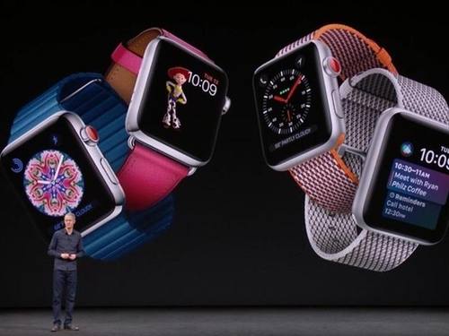 Der Chief Operating Officer von Apple, Jeff Williams, präsentiert neue Apple-Produkte. Im Hintergrund ist die neue Apple Watch zu sehen. Foto: Captura/Europa Press/dpa