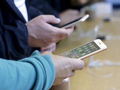 Apple setzt für die Suche seiner Sprachassistentin Siri künftig wieder auf Google. Foto: Jeff Chiu