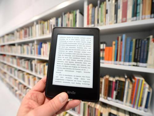 Jeder Fünfte (21 Prozent) würde E-Books gerne verleihen oder verschenken, was allerdings die meisten Anbieter meist aus Urheberrechtsgründen nicht ermöglichen. Foto: Bernd Weissbro