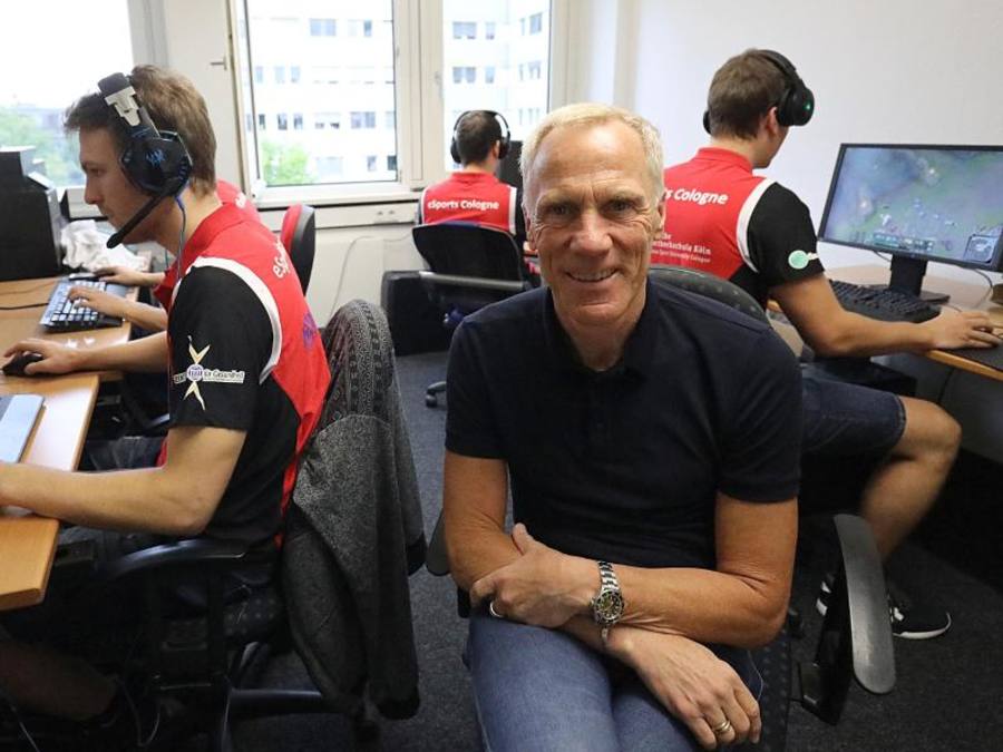 Der Sportwissenschaftler Ingo Froböse und das E-Sport-Team der Sporthochschule Köln. Foto: Oliver Berg