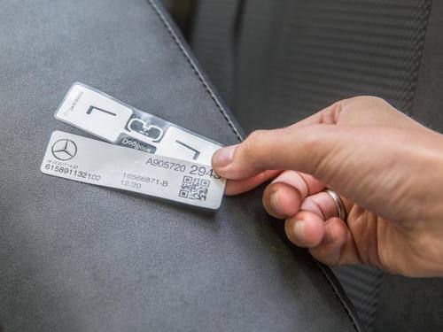 Seitenspiegel und Sitze werden mit RFID-Chips ausgestattet und können damit von der Anlieferung an bis zur endgültigen Montage kontaktlos per Funk lokalisiert werden. Foto: Daimler Ag