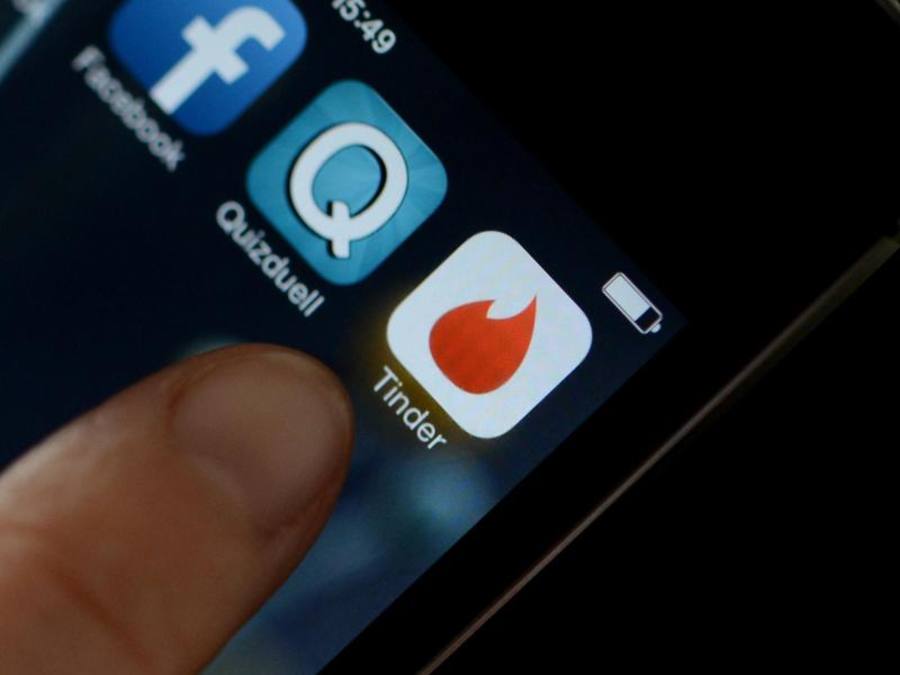 Tinder auf einem Smartphone: Nach dem Vorbild dieser App entwickeln Forscher Nachrichten-App. Foto: Franziska Kraufmann