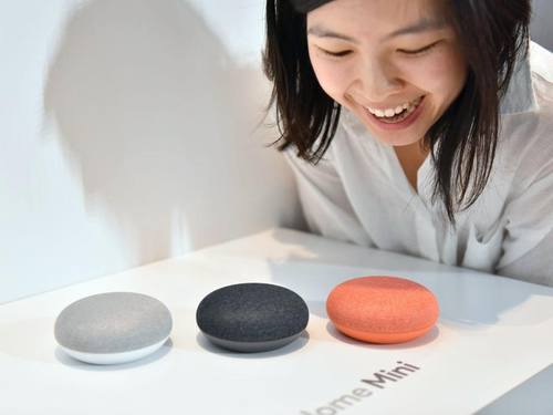 Der Google Home Mini smarte Lautsprecher wird bei einer Pressekonferenz in Tokio vorgestellt. Foto: kyodo
