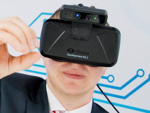 Mann probiert auf der Hannover Messe die Virtual-Reality-Brille Oculus Rift am Stand aus. Foto: Julian Stratenschulte/Archiv