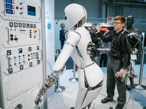 Roboter auf der CeBIT Messe in Hannover 2017. Was die Künstliche Intelligenz angeht, sind einer Studie zufolge viele Menschen in Deutschland skeptisch. Foto: Ole Spata