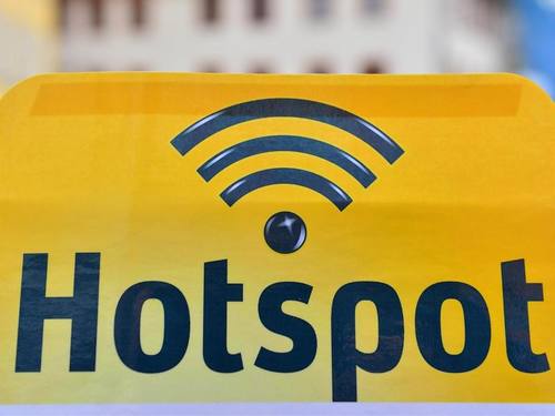 Das Verschlüsselungsverfahren WPA2 soll in einem WLAN-Hotspot Verbindungen absichern und Lauscher aussperren. Foto: Martin Schutt